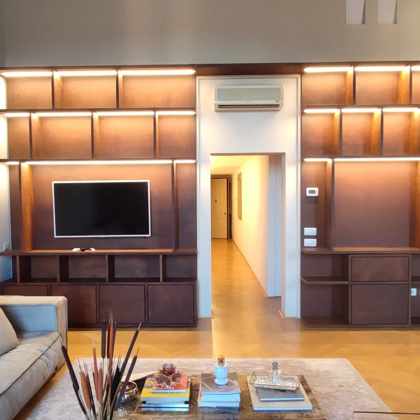 Libreria realizzata in acciaio corten con finitura opaca