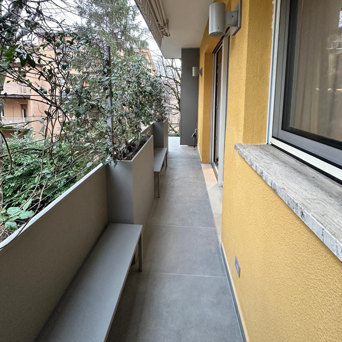 Balcone con fioriere e panche in acciaio zincato e verniciato
