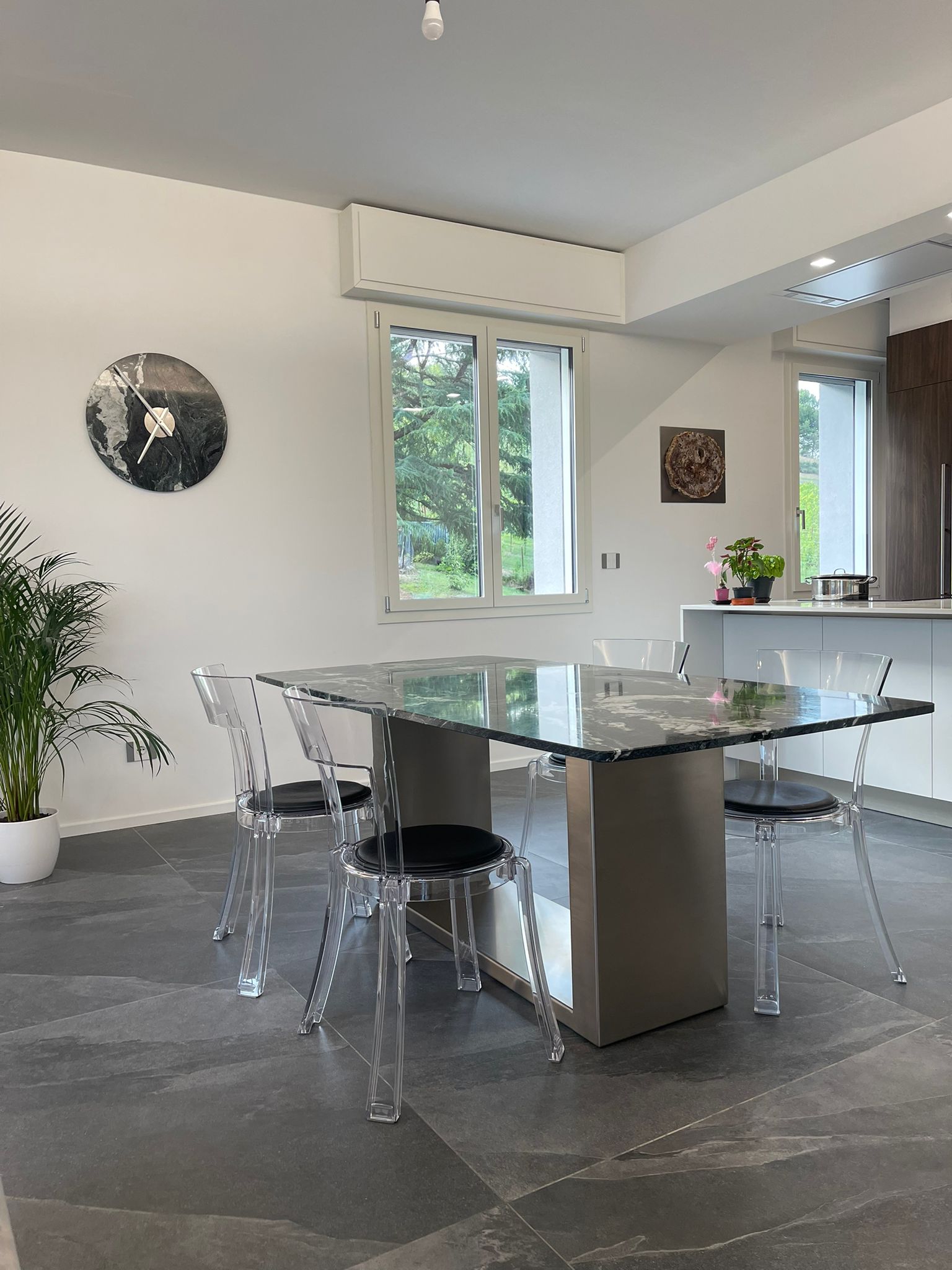 Base tavolo in acciaio inox satinato per piano in marmo fornito dal cliente