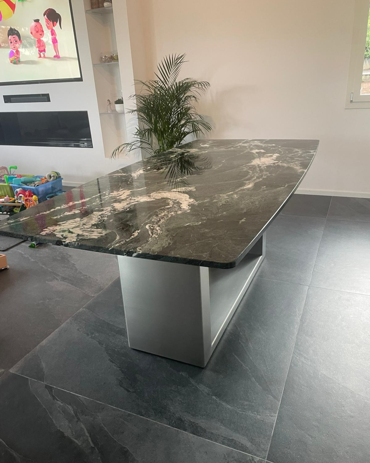 Eleganza su misura: base tavolo in acciaio inox satinato