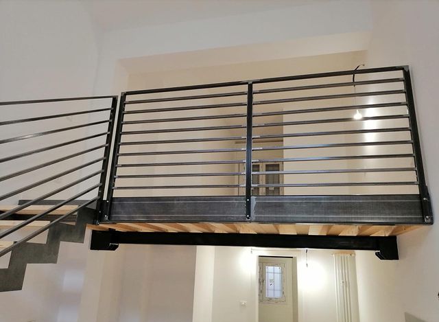 Soppalco con scala in ferro e legno