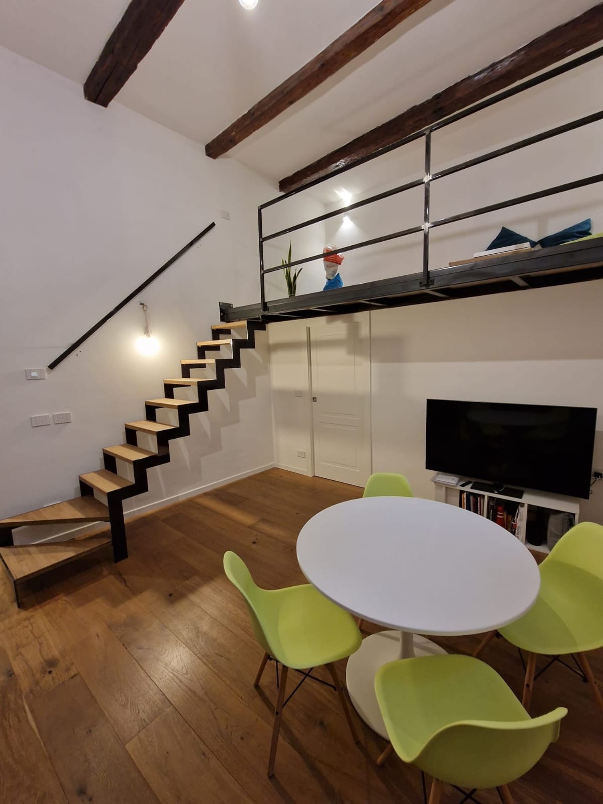 Scala in metallo e legno