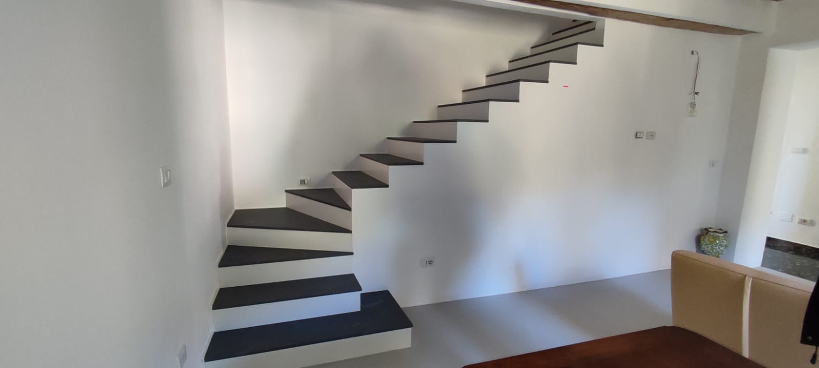 Scala in metallo rivestita con gradini in pietra