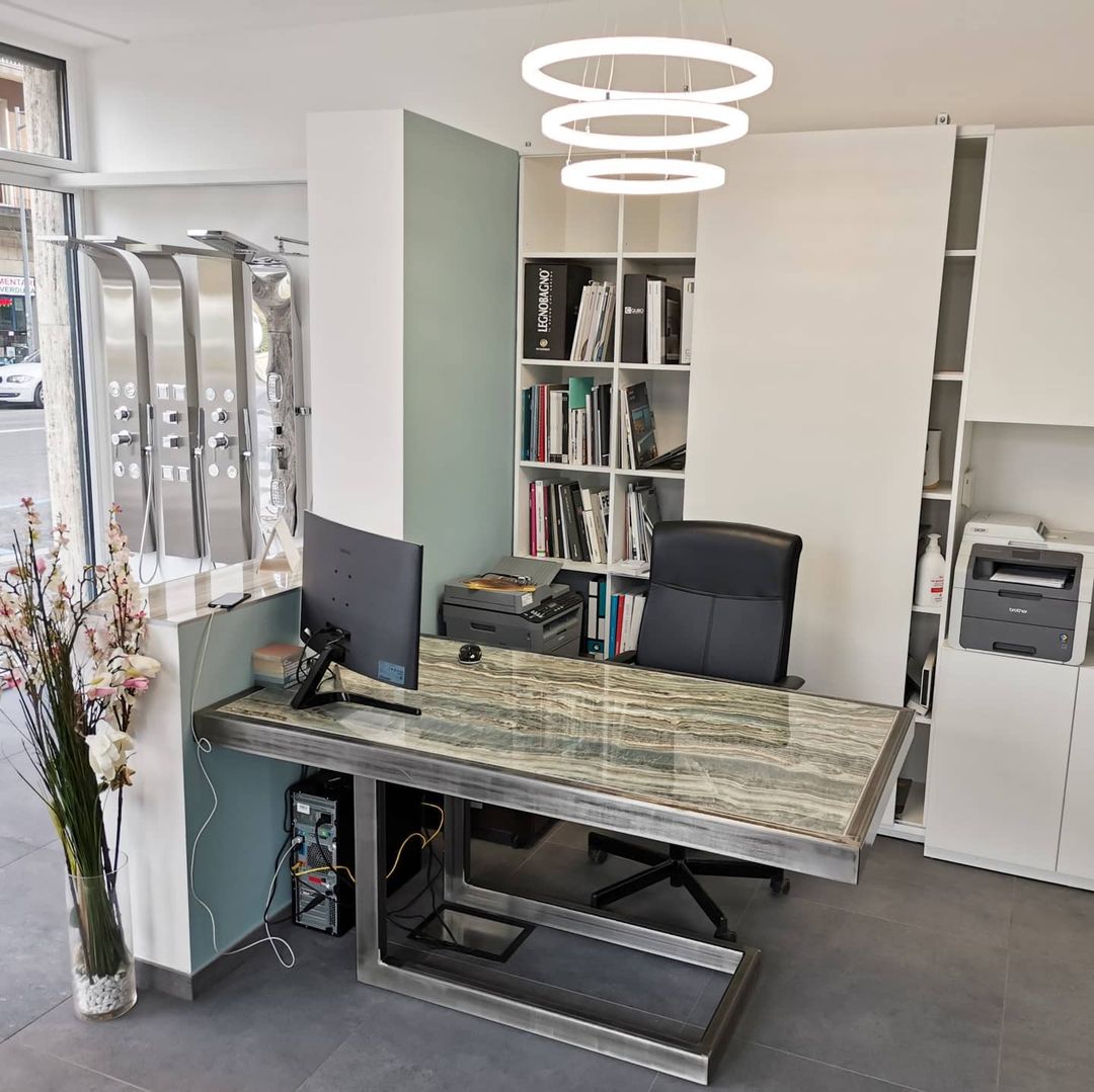 Arredo design in metallo