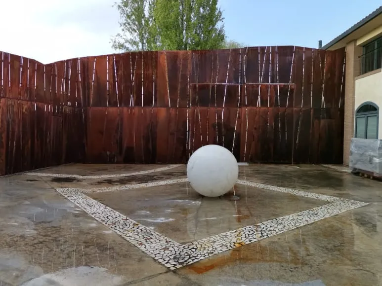 Due pareti in acciaio corten