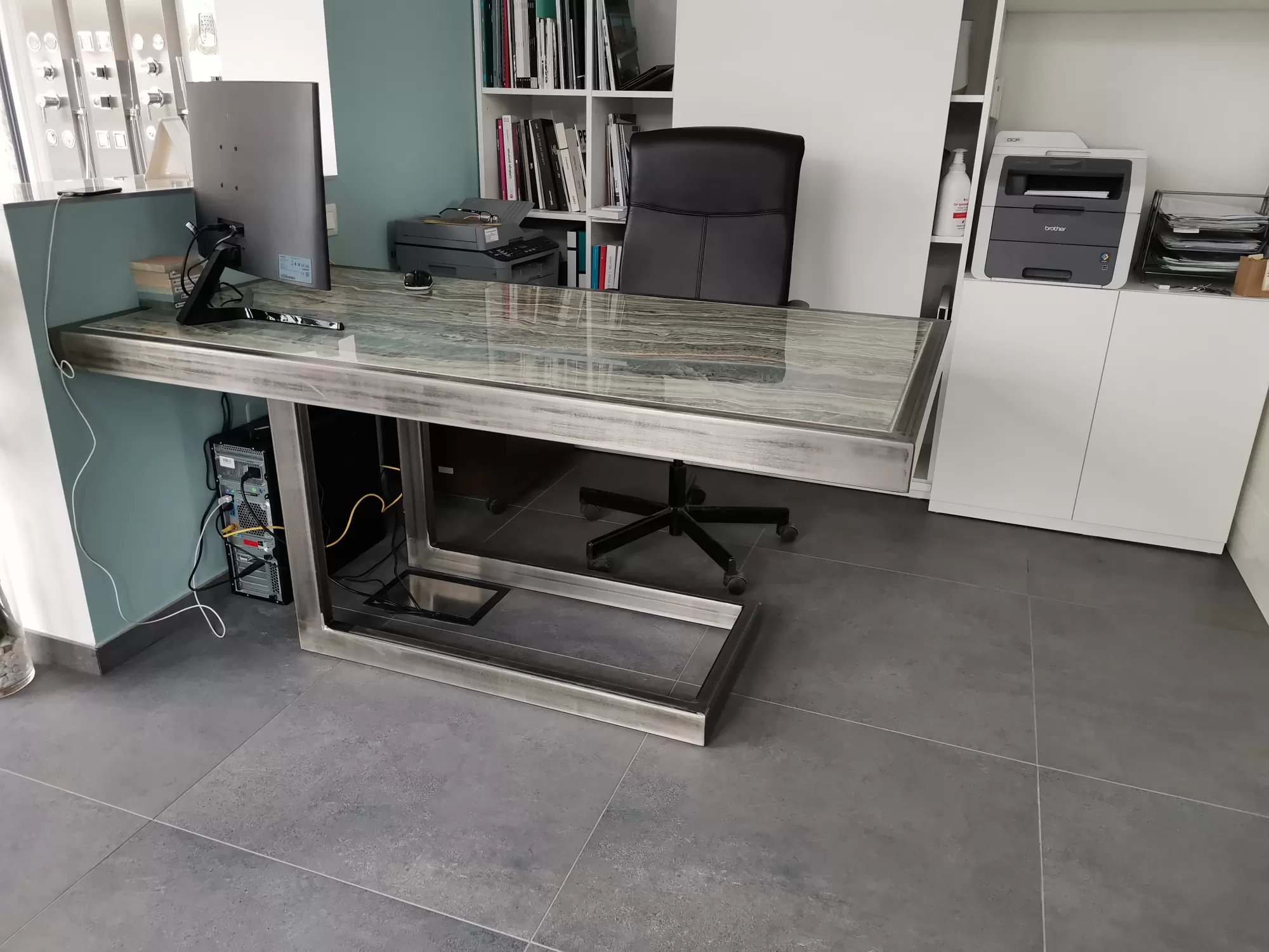 Scrivania in ferro e piano in gres da ufficio