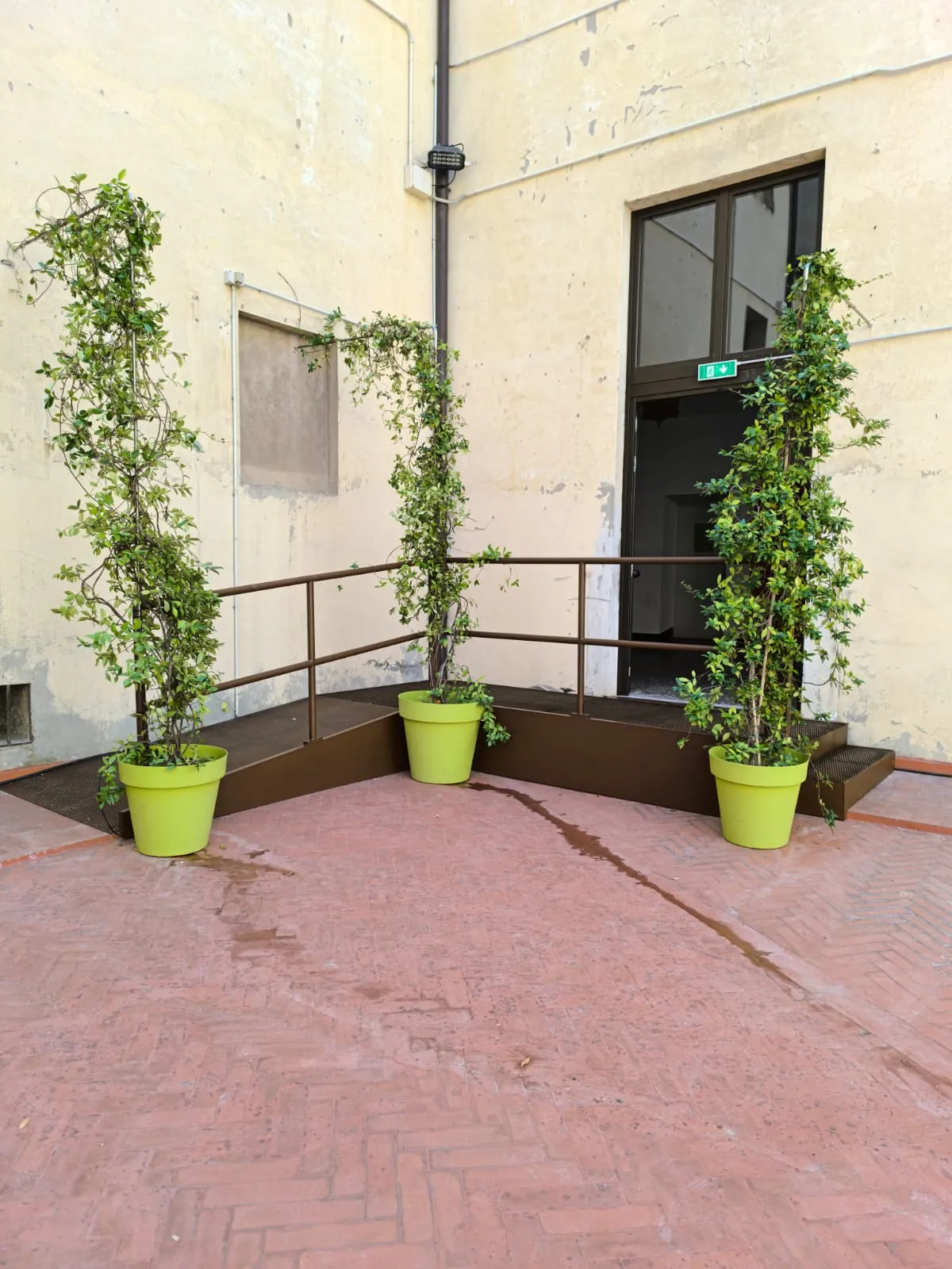 Rampa disabili in acciaio verniciato simil corten per teatro san Leonardo di Bologna