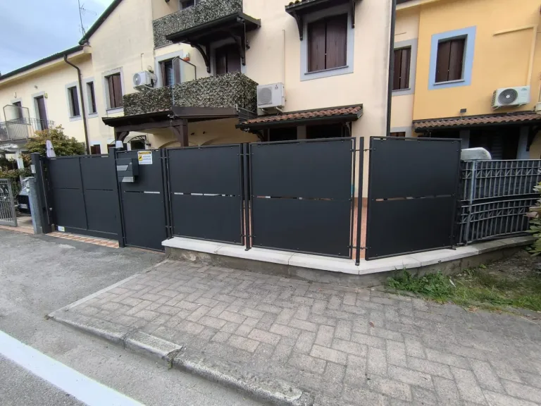 Recinzione con pannello in lamiera in taglio laser