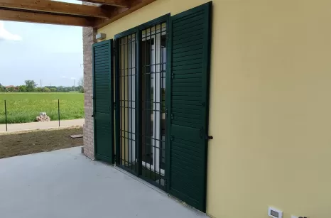 Cancelli di sicurezza con persiane in alluminio incassate