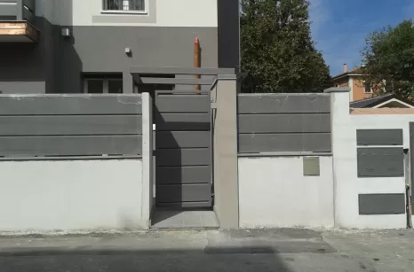 Cancello in ferro moderno e di design