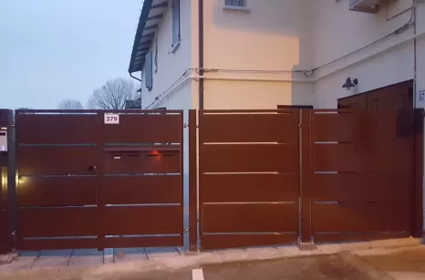 Cancello in ferro moderno e di design