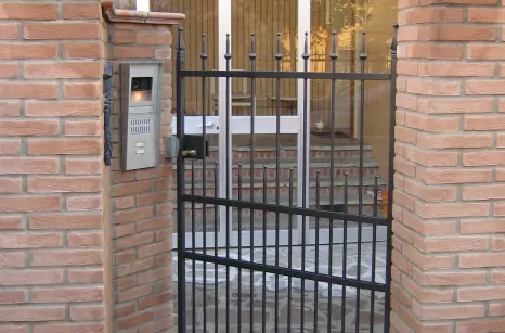 Cancello pedonale in ferro battuto