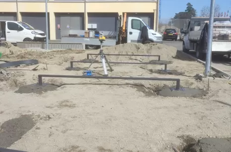 Pergolato realizzato con elementi grezzi stile industrial