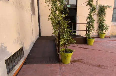 Rampa disabili in acciaio verniciato simil corten per teatro san Leonardo di Bologna