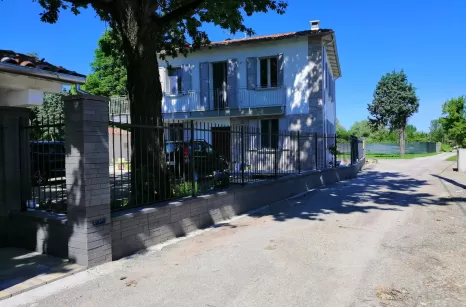 Recinzione e cancellate in ferro battuto per questa casa in campagna.