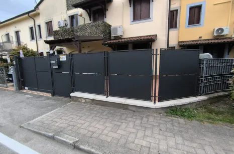 Recinzione con pannello in lamiera in taglio laser