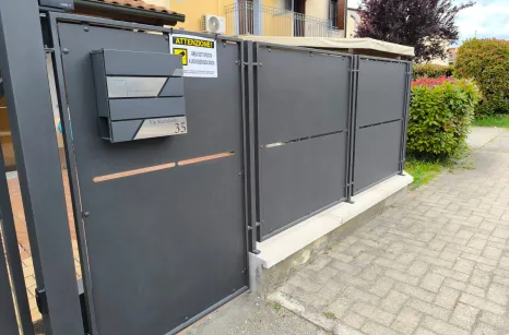 Cancello con pannello in lamiera in taglio laser
