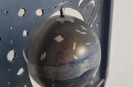 Servomuto in ferro grezzo, personalizzato con saturno interamente fatto a mano