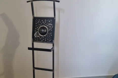 Servomuto in ferro grezzo, personalizzato con saturno interamente fatto a mano